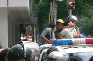 Paul Nguyễn Minh Nhật bị bẻ cổ ngay trên xe công an, lúc trưa ngày 05.06.2011, gần nhà văn hoá Thanh Niên, Sài Gòn